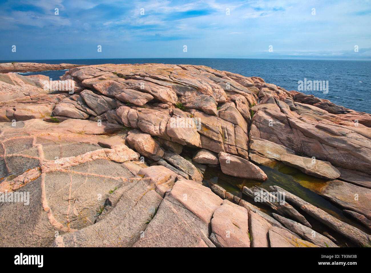 Rivage rocheux le long du détroit de Cabot (Océan Atlantique) à Green Cove, Cabot Trail. L'île du Cap-Breton. Parc National des Hautes Terres du Cap Breton en Nouvelle-Écosse, Canada Banque D'Images