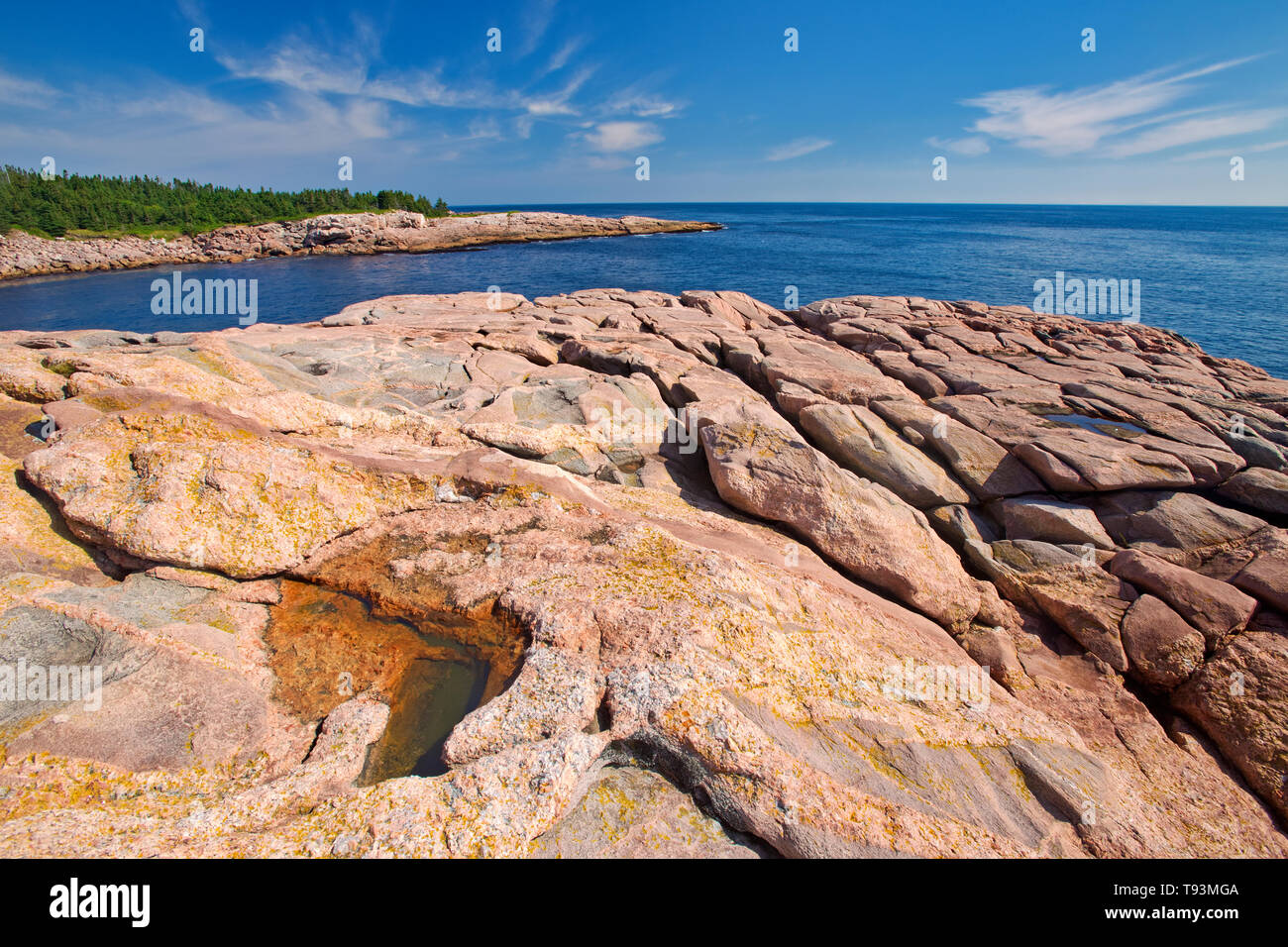 Rivage rocheux le long du détroit de Cabot (Océan Atlantique) à Lakies tête. Cabot Trail. L'île du Cap-Breton. Parc National des Hautes Terres du Cap Breton en Nouvelle-Écosse, Canada Banque D'Images