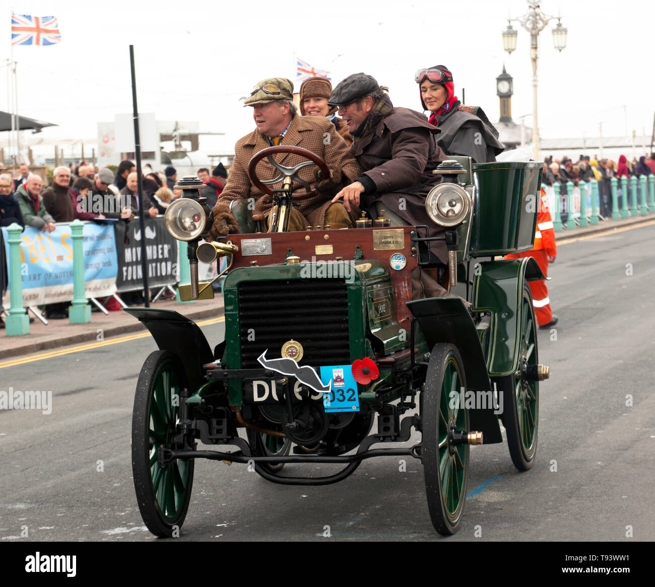 M. Robert Abrey, conduisant sa voiture Madera 1899 Daimler jusqu'à l'arrivée de la 2018 London to Brighton Veteran Car Run Banque D'Images