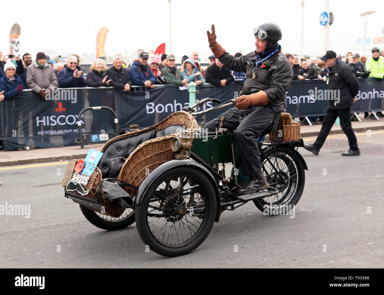 M. Paul Reeves conduisant un Phoenix 1904 à l'arrivée de la 2018 London to Brighton Veteran Car Run Banque D'Images