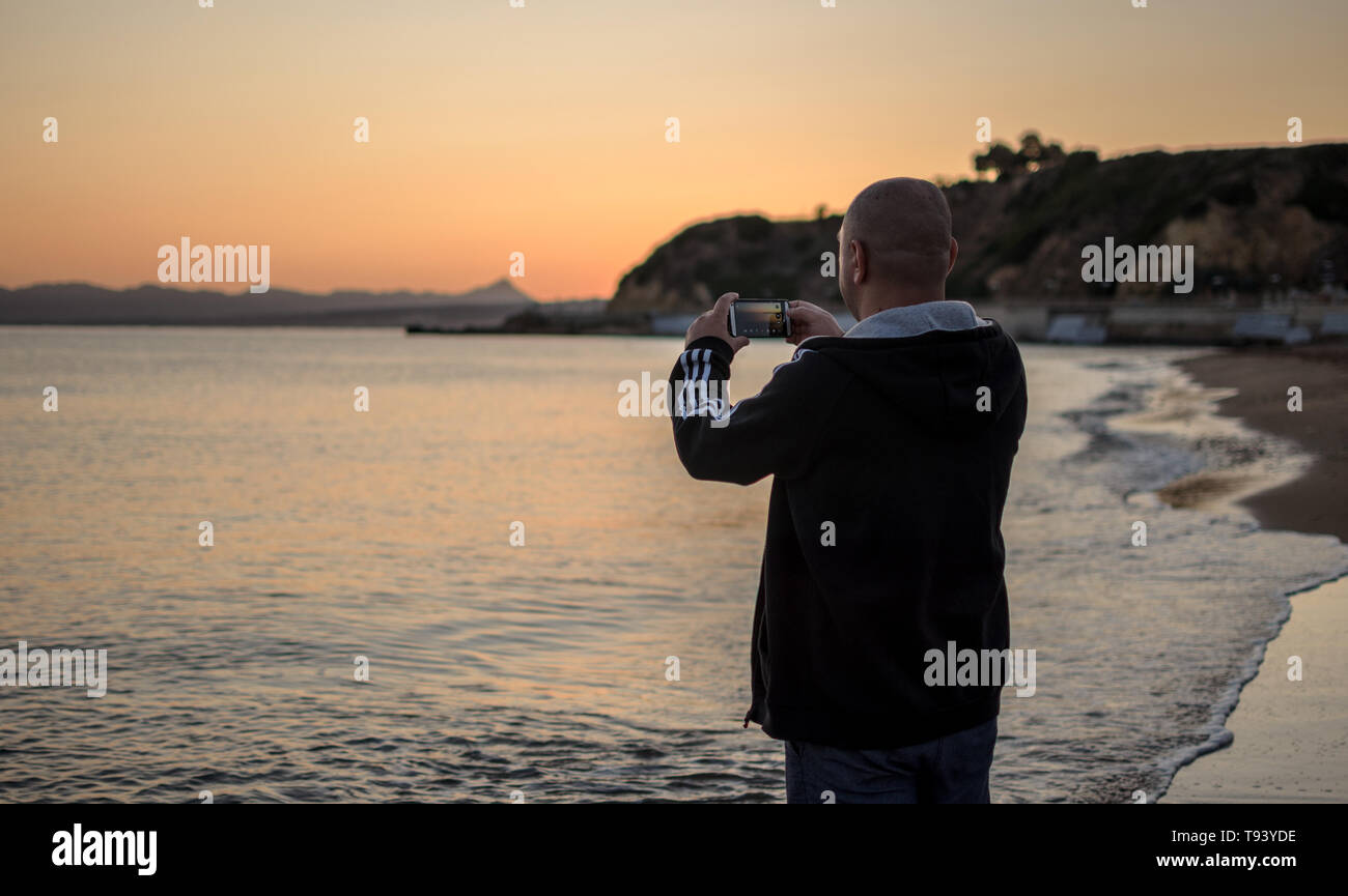 Sur cette photo, nous voyons une personne fascinée par la grandeur de la place qui se trouve en face d'elle. Heureux avec ce qu'il voit, il saisit l'instant e Banque D'Images