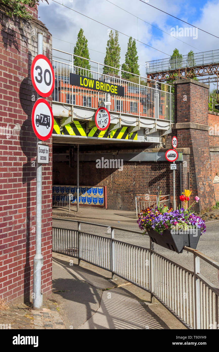 Pont ferroviaire de faible puissance, signe, Macclesfield Town Centre, Cheshire, Angleterre, RU, FR Banque D'Images