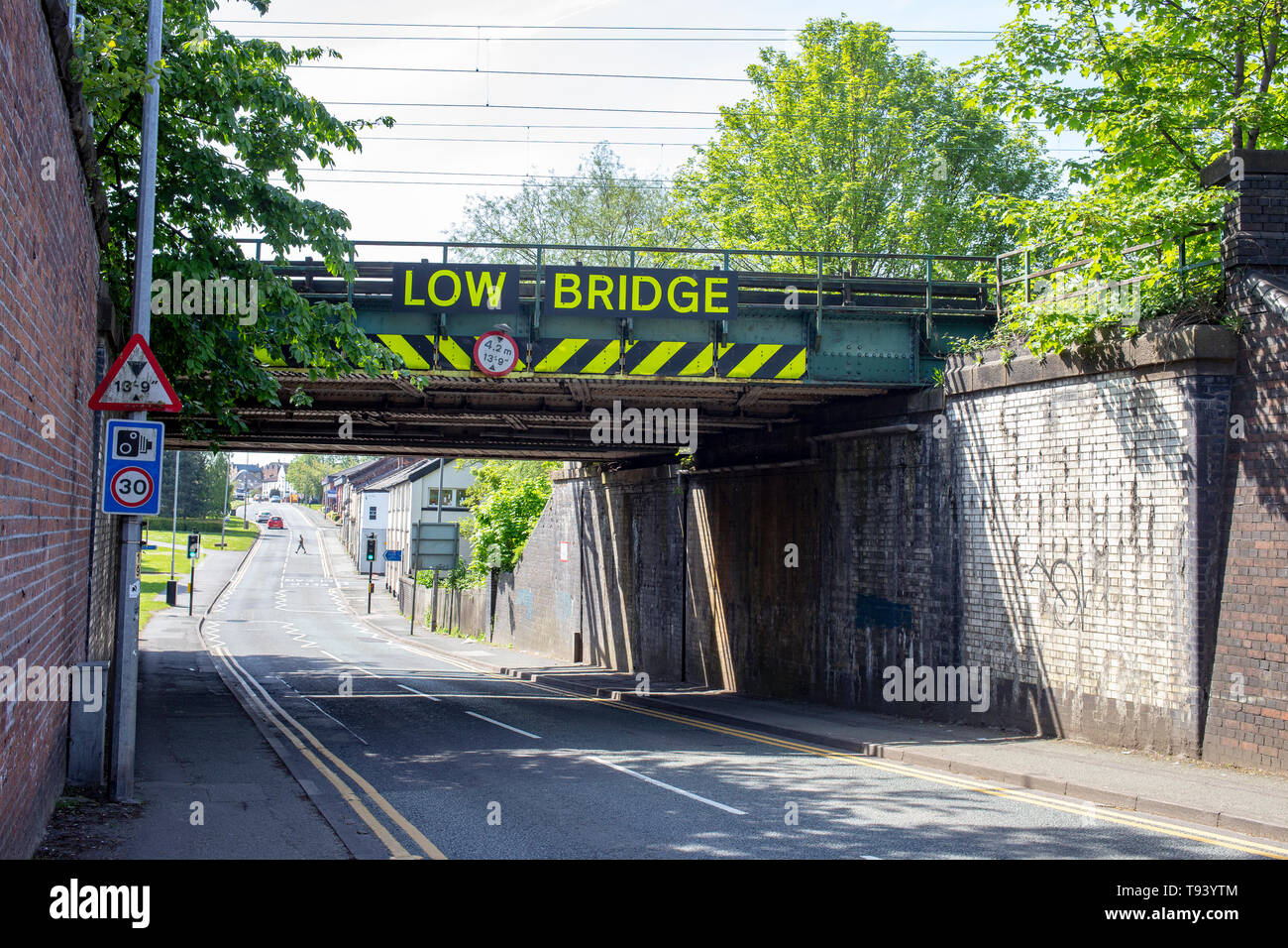 Pont bas panneau d'avertissement sur le pont de chemin de fer dans le Cheshire UK Banque D'Images