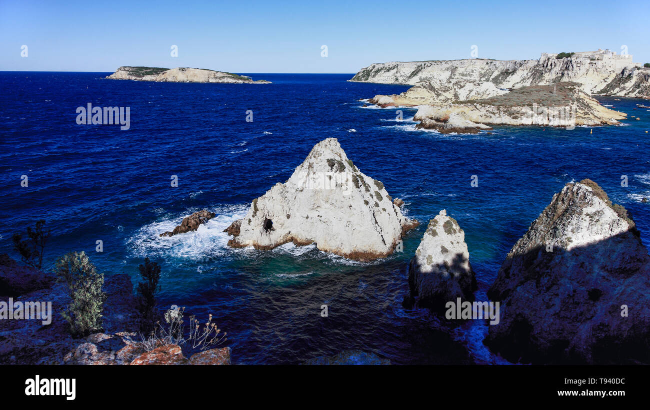 Vue sur San Nicola et Rock Island sur le droit et les îles Cretaccio sur la gauche. Tremiti, Italie Banque D'Images