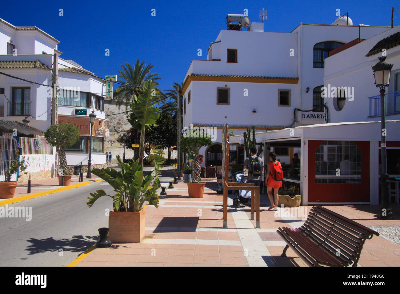 ZAHARA DE LOS ATUNES (COSTA DE LA LUZ), ESPAGNE - juin, 19. 2016 : vue sur la route principale du centre du village avec l'hébergement touristique Banque D'Images