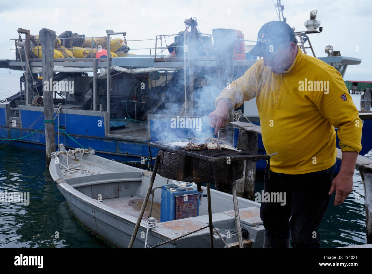 Griller son poisson pêcheur,Pelestrina, Italie Banque D'Images