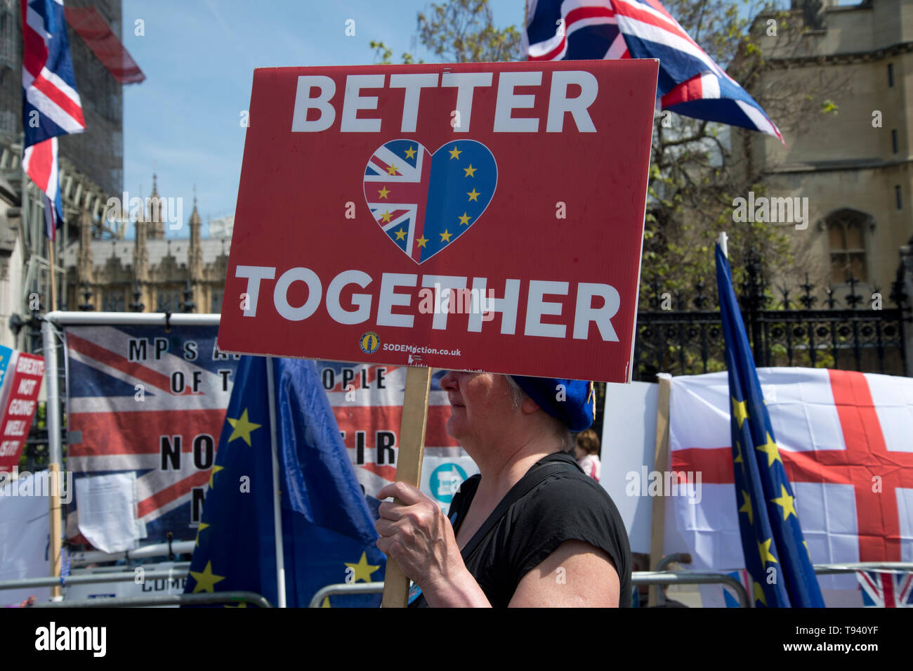 La place du Parlement, Westminster, Londres. Le 16 mai 2019. Rester avec un manifestant panneau disant "mieux ensemble". Banque D'Images
