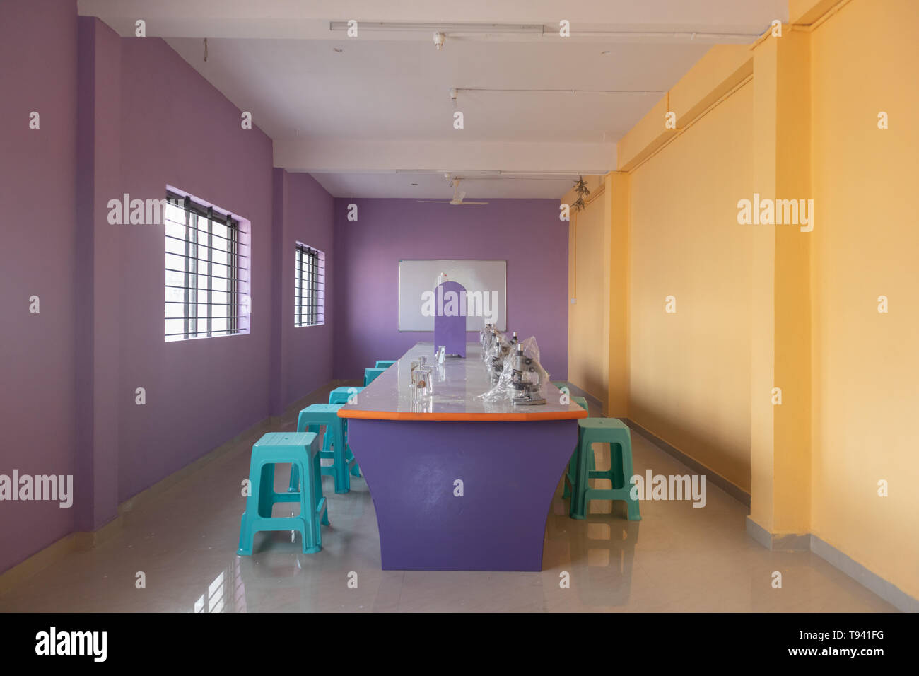 Nouveau laboratoire de biologie avec de nouveaux équipements couverts avec couvercle en plastique. Banque D'Images