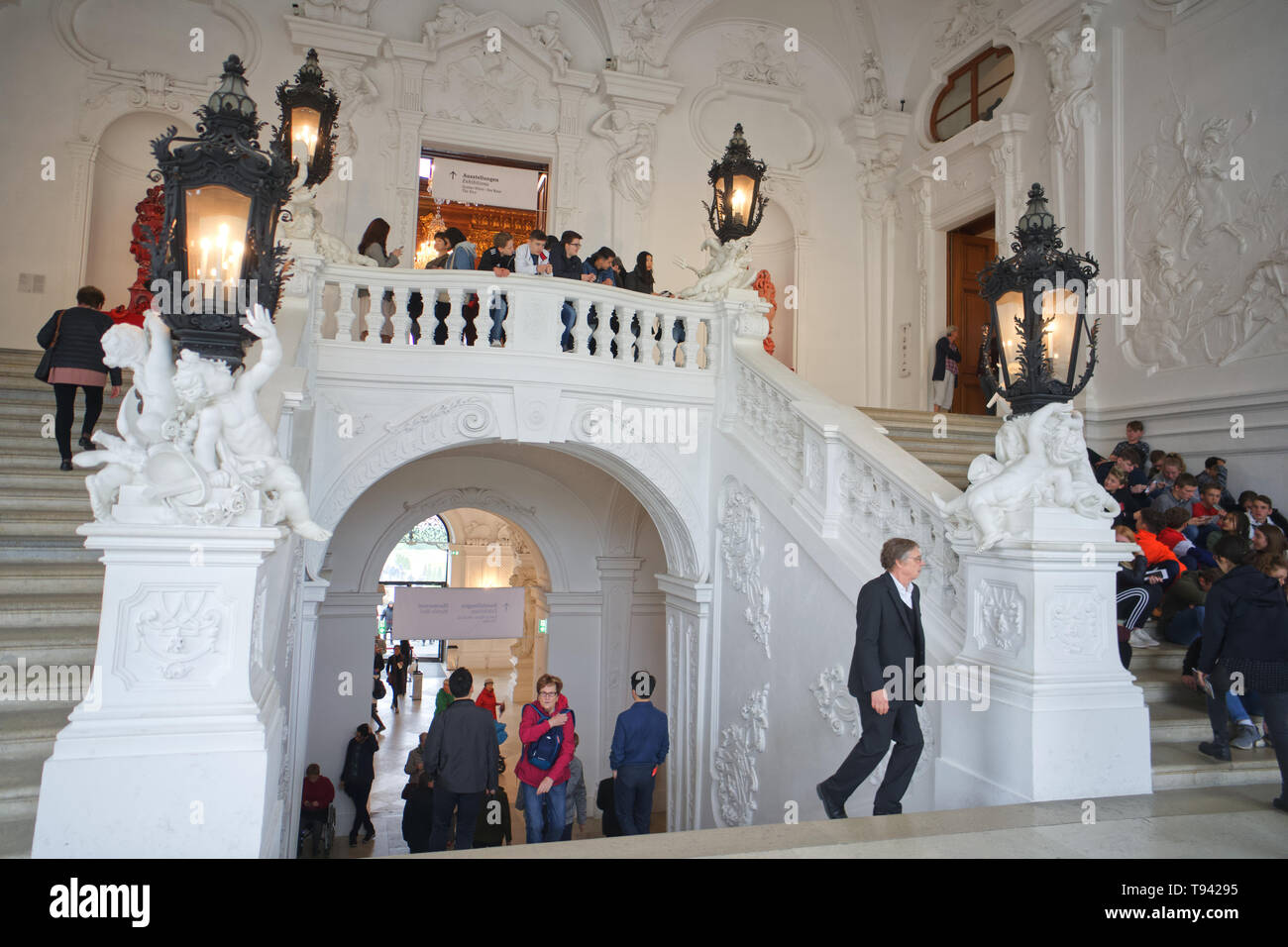 Escaliers escalier en marbre de l'entrée à l'intérieur de l'intérieur de la célèbre musée d'art dans le Palais du Belvédère à Vienne, Autriche Banque D'Images