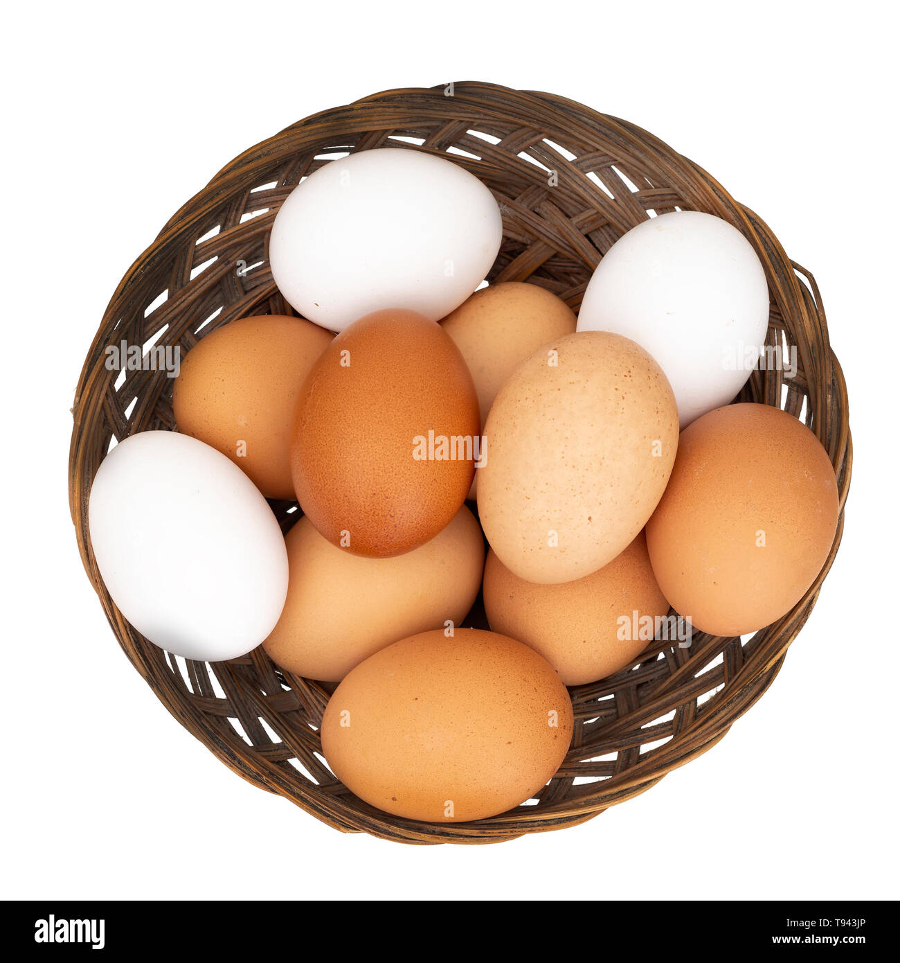 Assortiment de poulet, oeufs de poules dans le même panier isolé sur blanc. Différentes couleurs : blanc, brun et mouchetées. Banque D'Images