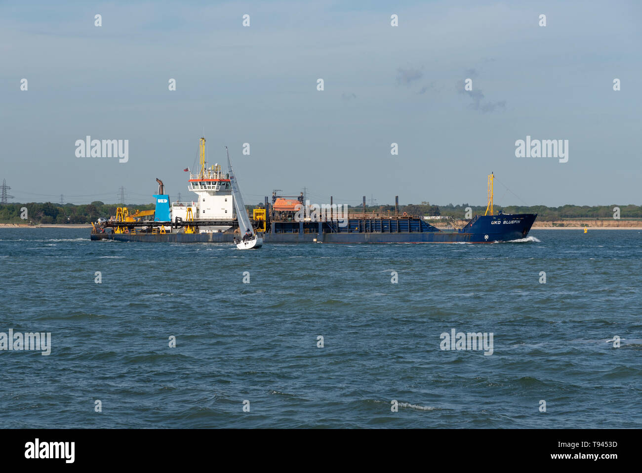 Southampton, England, UK. Mai 2019. L'un rouge UKD drague à succion ship en cours sur Southampton Water, au Royaume-Uni. Banque D'Images