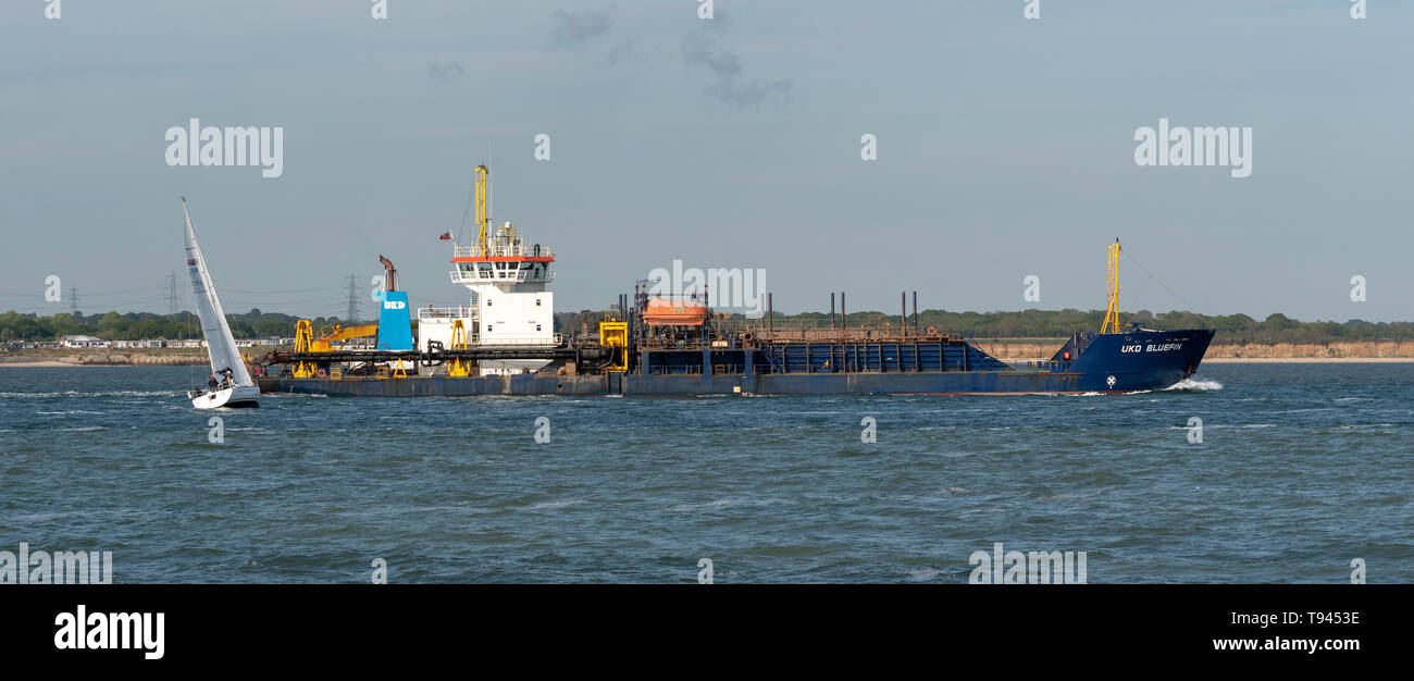 Southampton, England, UK. Mai 2019. L'un rouge UKD drague à succion ship en cours sur Southampton Water, au Royaume-Uni. Banque D'Images