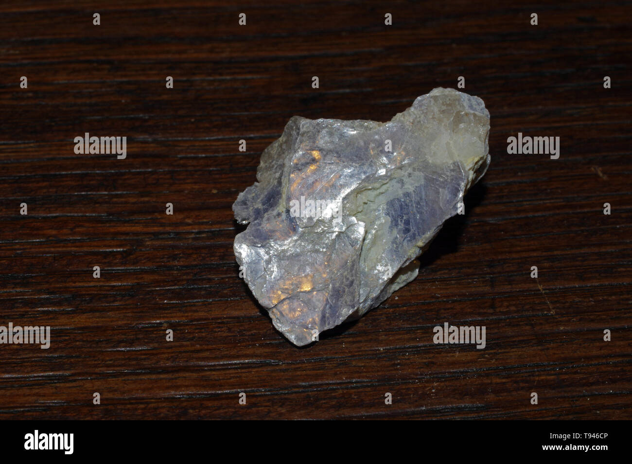 Lepidolite rocher de Madagascar isolated close-up Banque D'Images