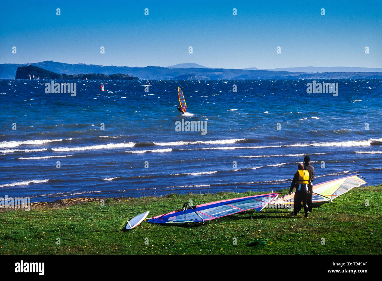 Surfers sur le lac de Bolsena (Italie) - La ville médiévale avec un château sur le lac de Bolsena, la région Latium, en Italie centrale Banque D'Images