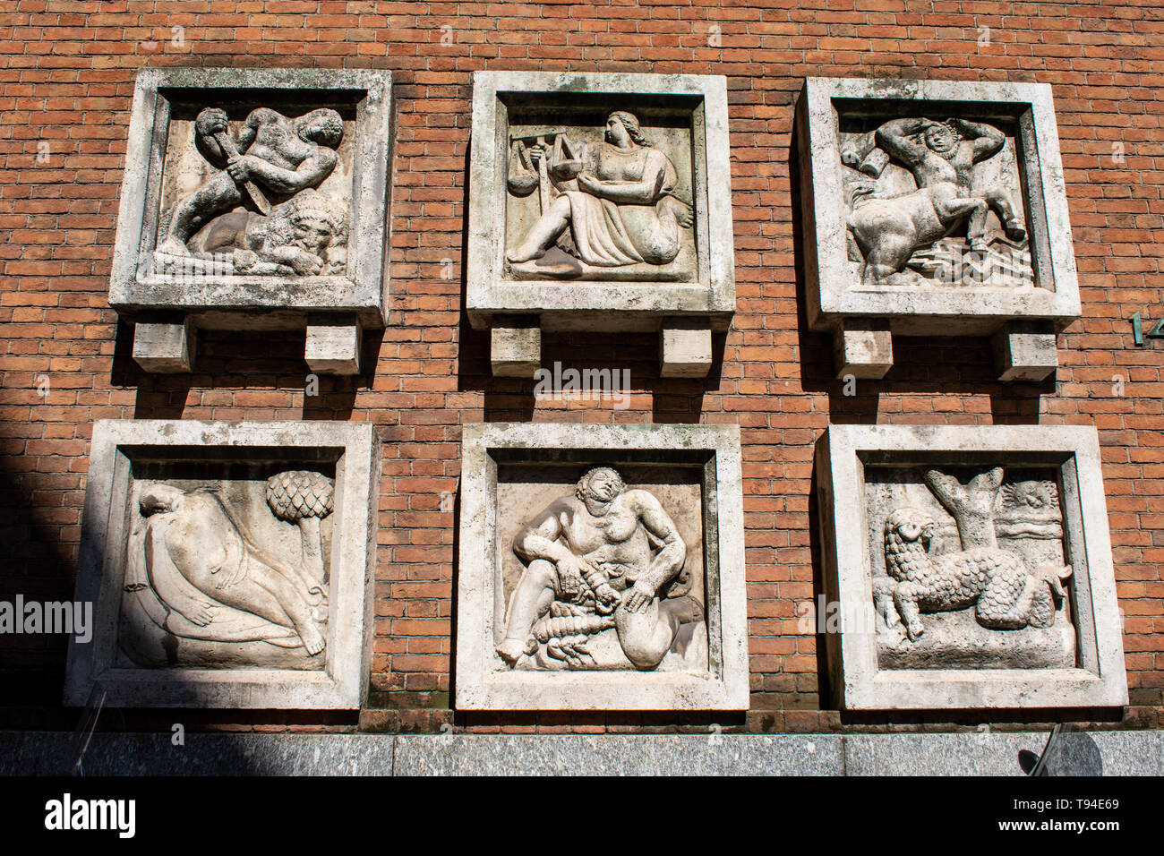 Italie : bas-reliefs sur la façade du Palazzo Mezzanotte, ou Palazzo della Borsa, la construction par l'architecte Paolo Mezzanotte immobilier Bourse de Milan Banque D'Images