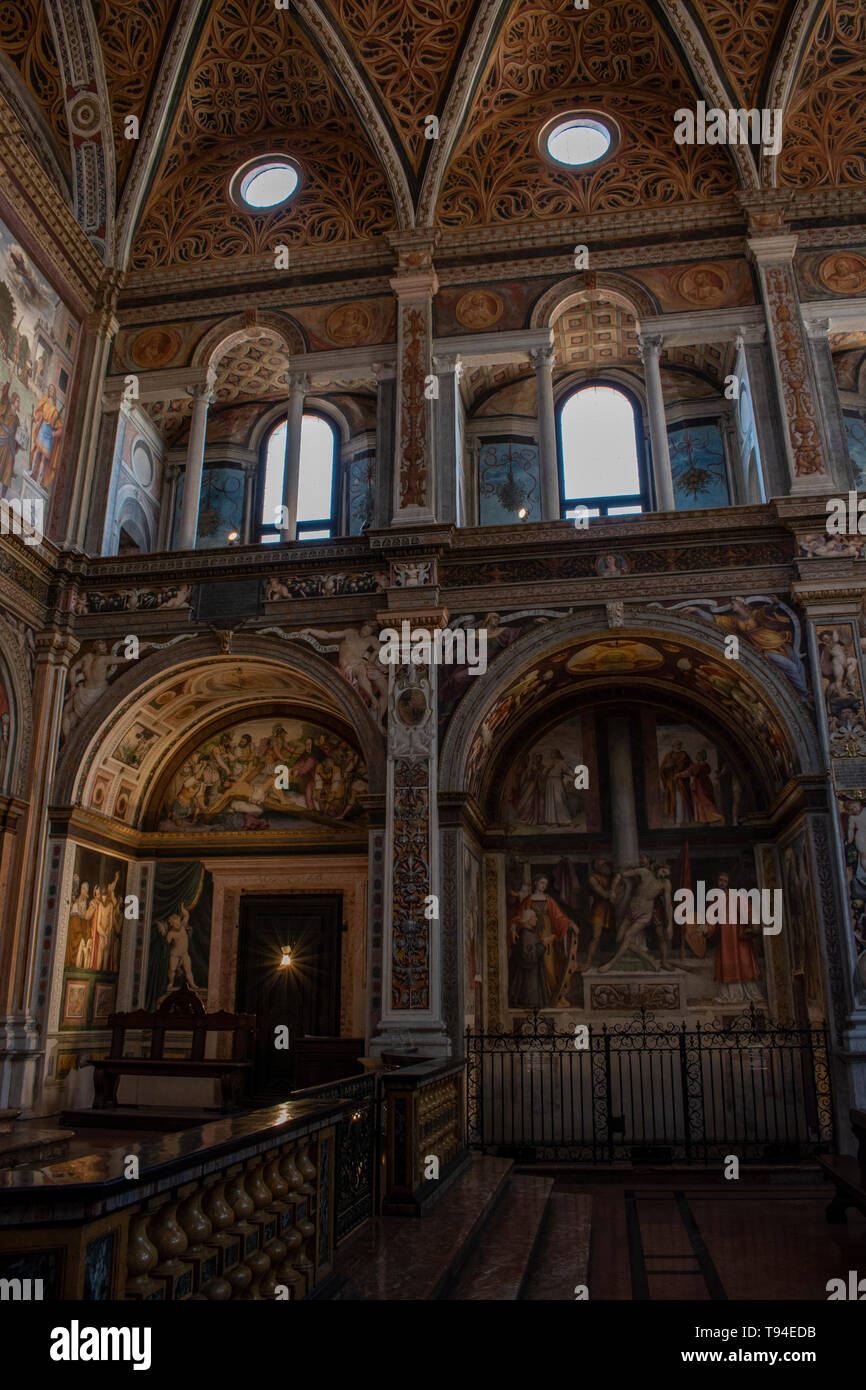 Italie : San Maurizio al Monastero Maggiore, l'église appelée la Chapelle Sixtine de Milan, chapelles dans la région de fidèles avec des fresques par Aurelio Luini Banque D'Images