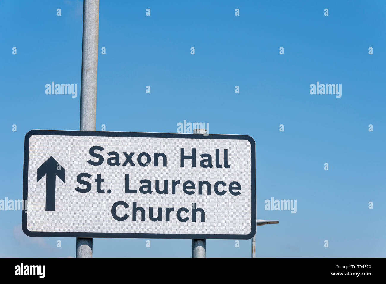 Panneau indiquant Saxon Hall et St Laurence Church, Eastwood, Southend on Sea, Essex, Royaume-Uni. Instructions. Emplacements locaux Banque D'Images