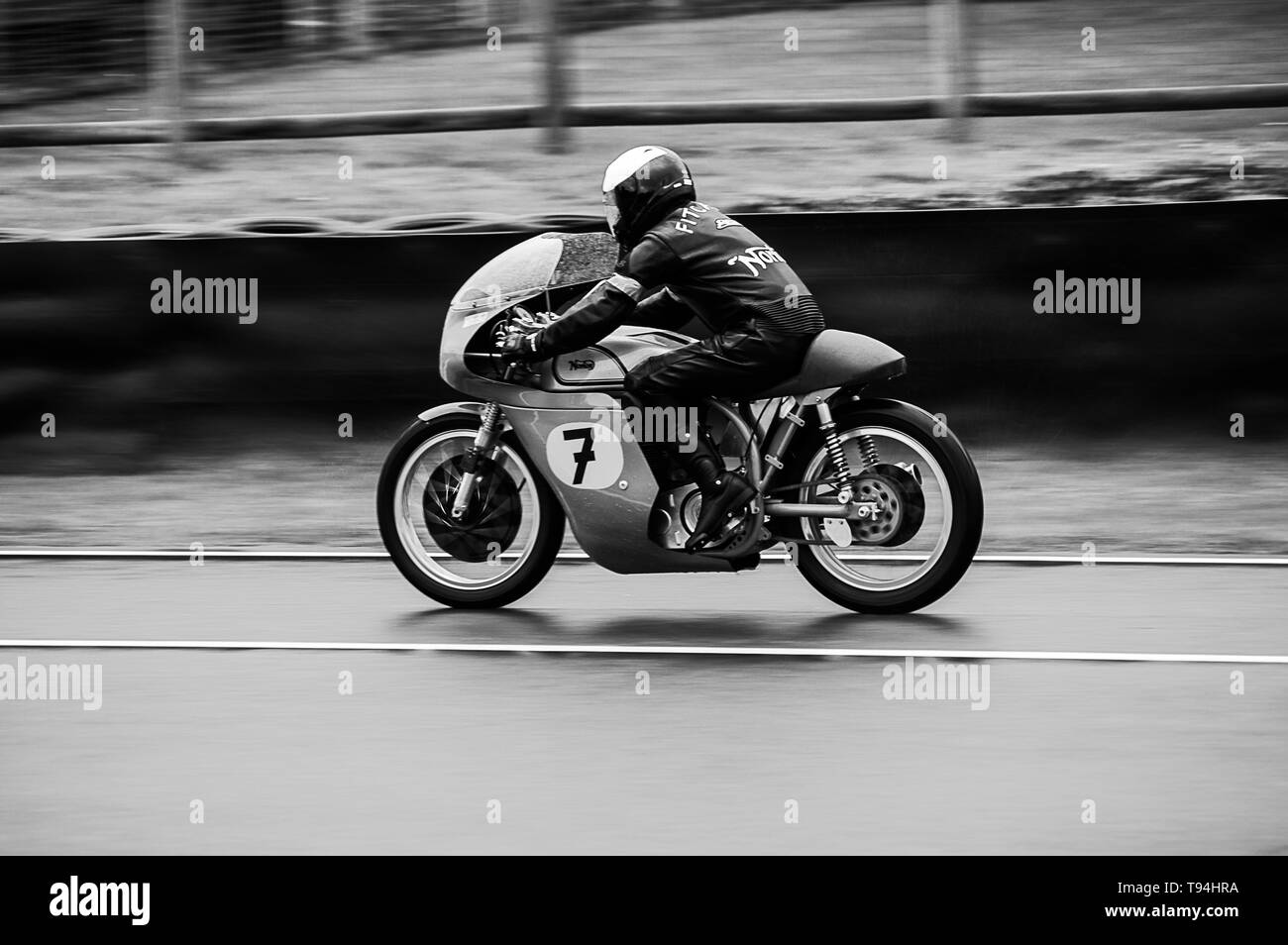 Une moto Norton classique sur la piste à Goodwood Revival 2017 Banque D'Images