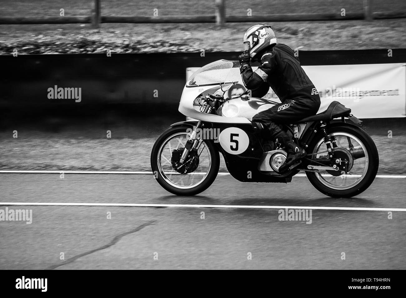 Une moto classique sur la piste à Goodwood Revival 2017 Banque D'Images