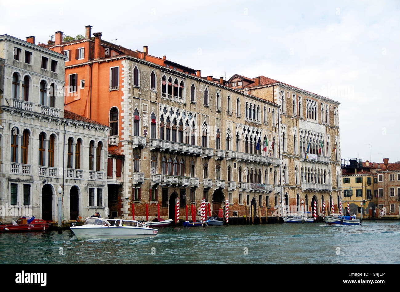 Grand Canal Venise, trois grands C15 des palais, les palazzi Giustinian & le Ca' Foscari qui abritent aujourd'hui l'Università Ca' Foscari, Banque D'Images