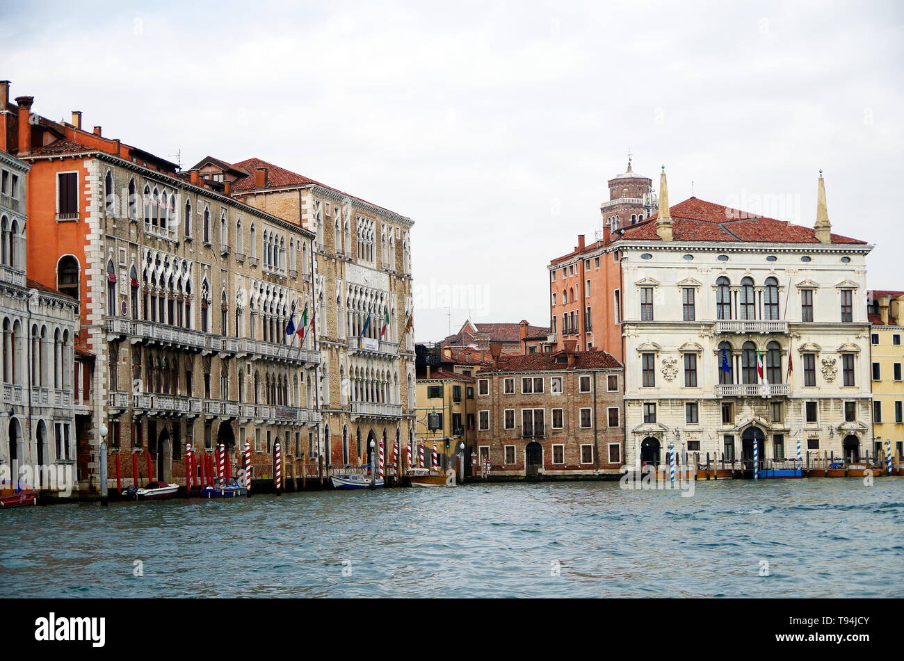 Grand Canal Venise, trois grands palais gothiques C15, les deux palais Giustinian & la Ca' Foscari et le début du Baroque Palazzo Balbi Banque D'Images