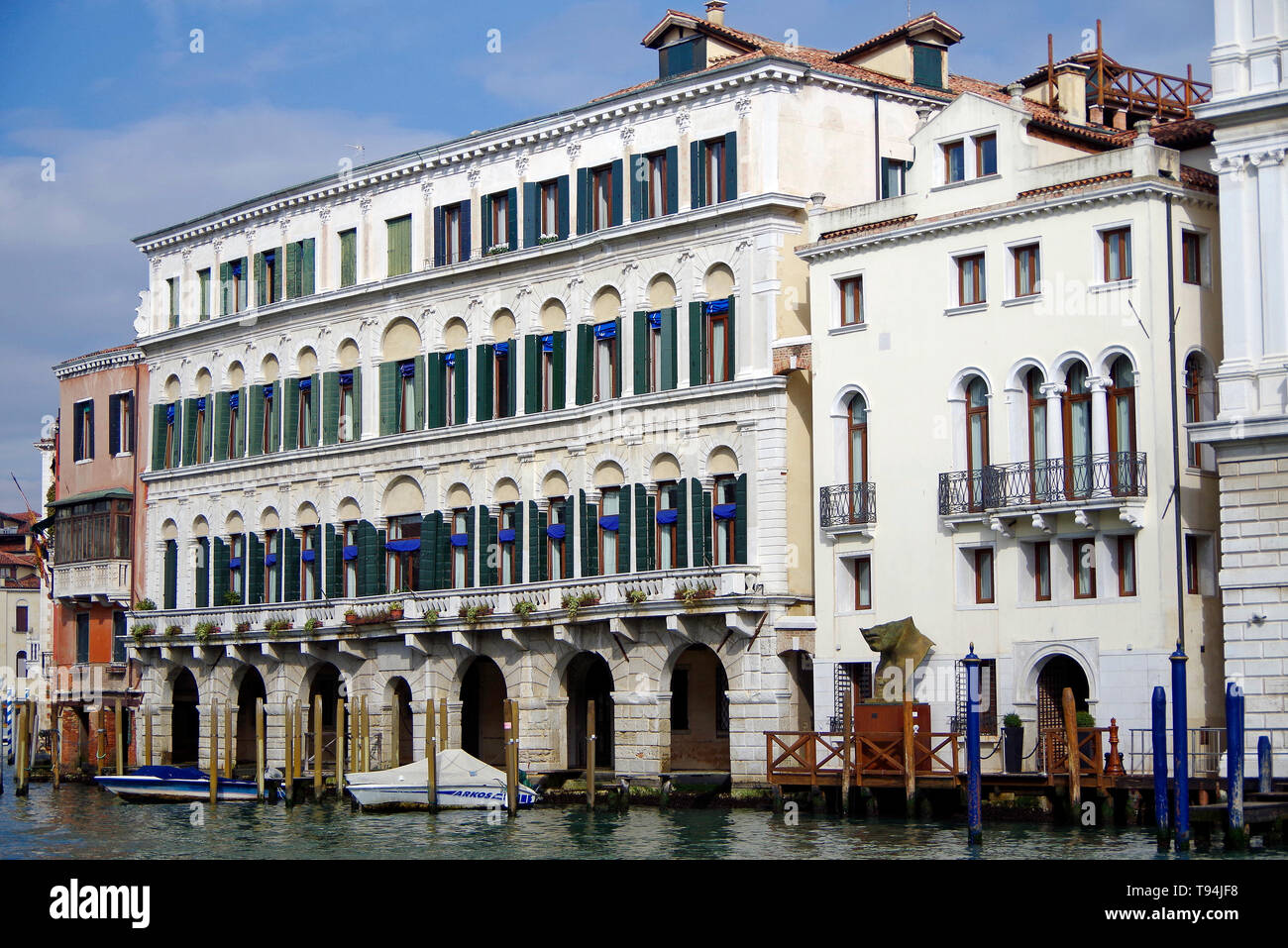 Venise, Italie, le Palazzo Moro Lin, connu sous le nom de "Windows 13", avec une façade néo-classique de répétitives. Banque D'Images