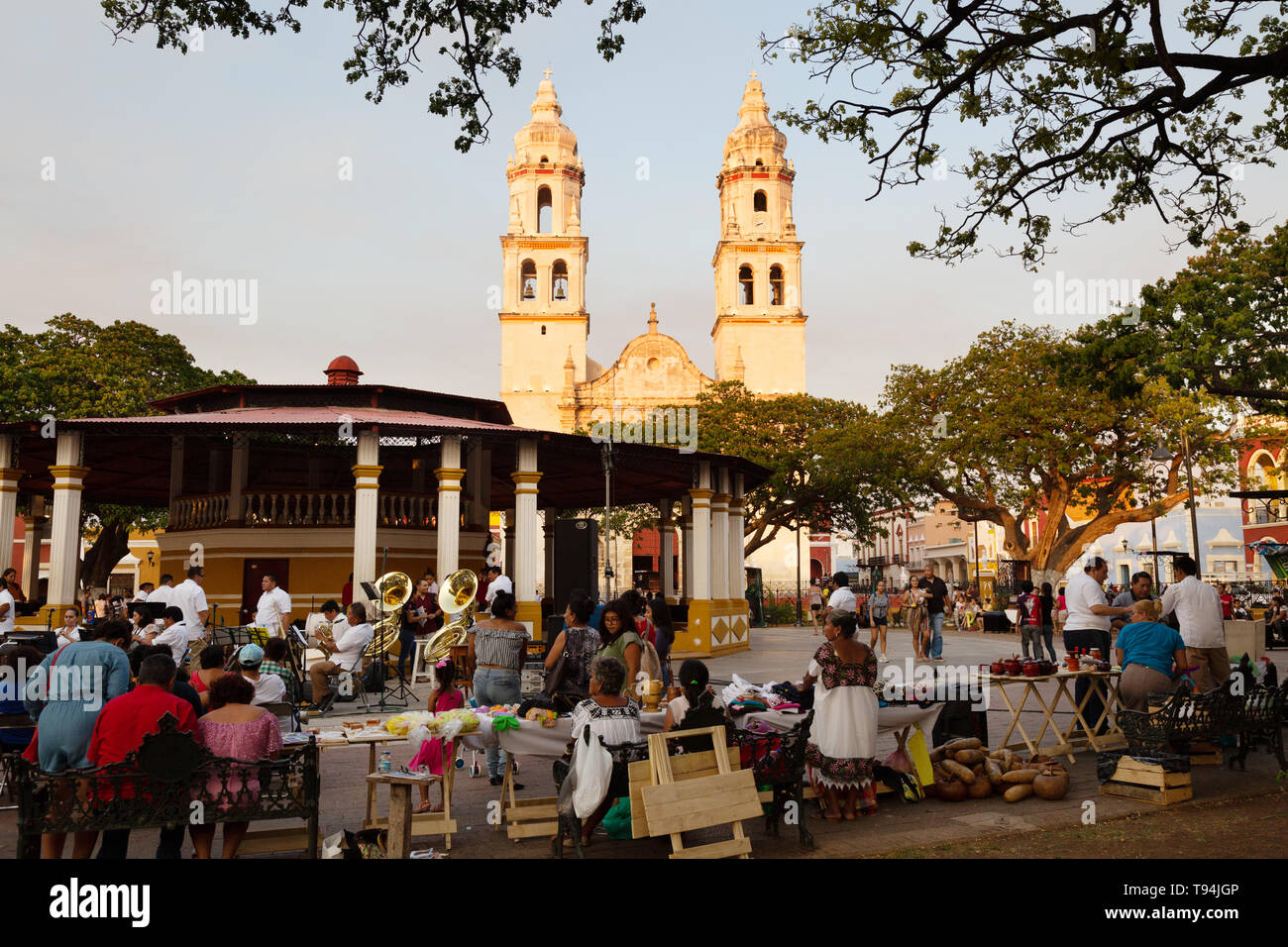 Campeche Mexique - Cathédrale et les gens sur la place centrale, de la vieille ville de Campeche, UNESCO World Heritage site, Yucatan Mexique Amérique Latine Banque D'Images