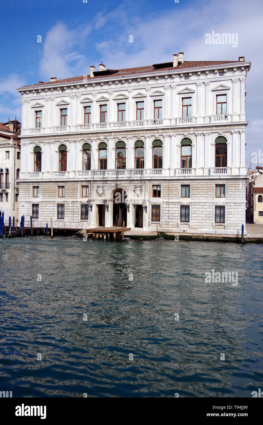 Venise, Italie, le Palazzo Grassi, le dernier des grands nobles palais vénitiens, avec une façade néo-classique symétrique, l'architecte Giorgio Massari Banque D'Images