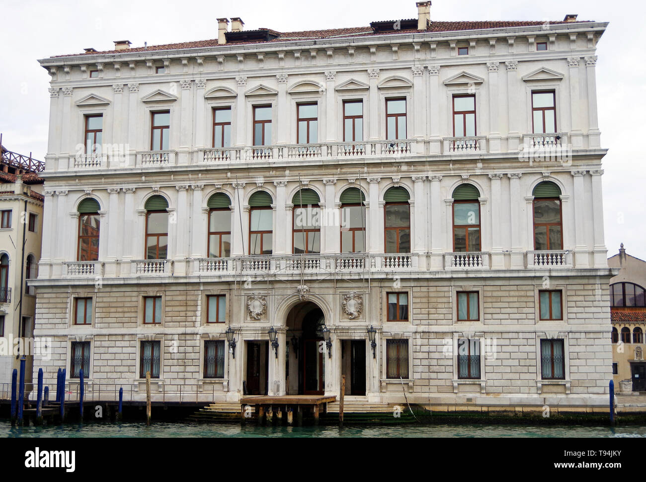 Venise, Italie, le Palazzo Grassi, le dernier des grands nobles palais vénitiens, avec une façade néo-classique symétrique, l'architecte Giorgio Massari Banque D'Images