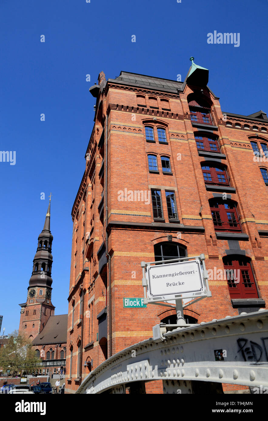 Old brick warehouse und St. Katharinen-Church, Hambourg, Allemagne, Europe Banque D'Images