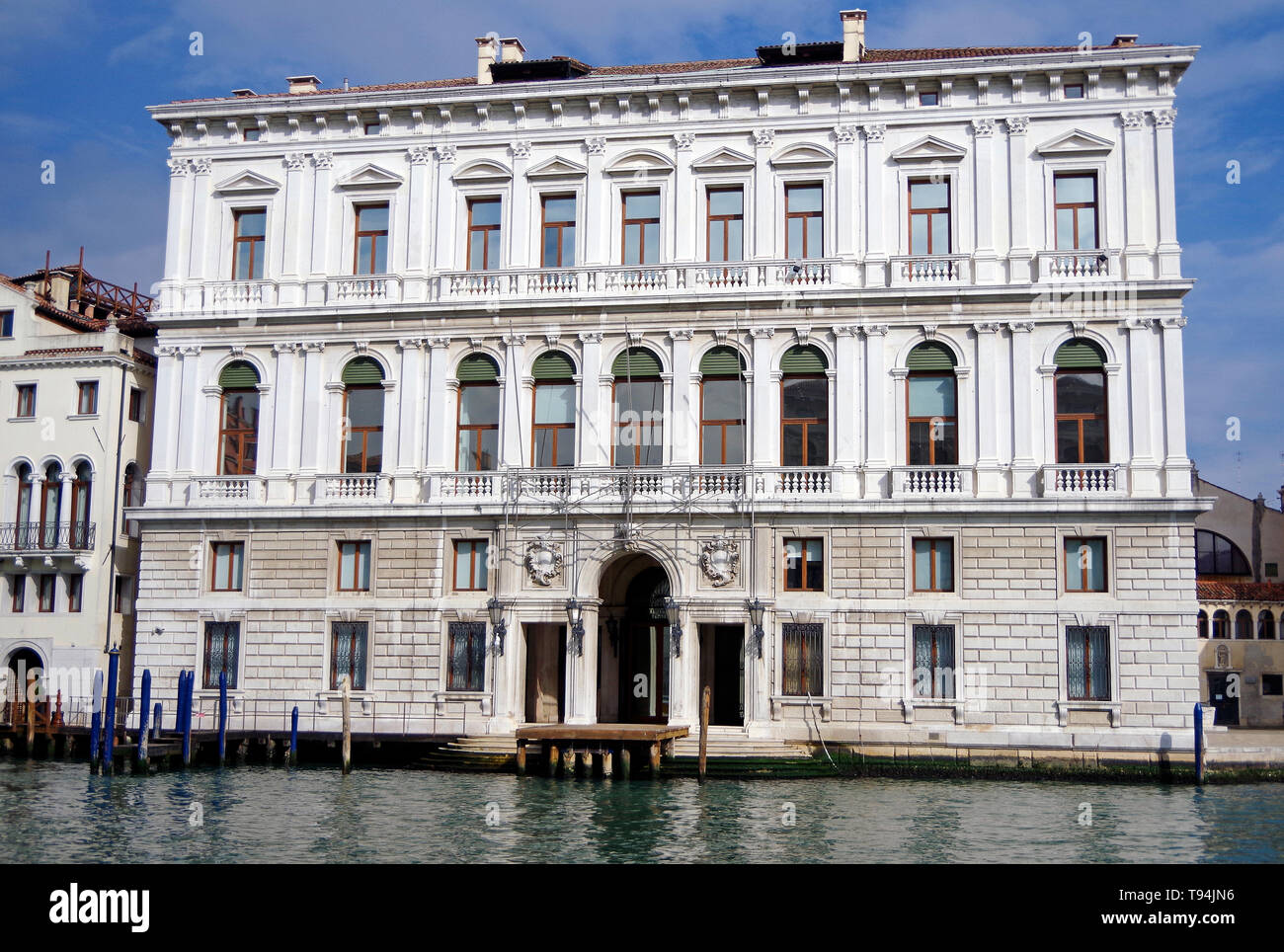 Venise, Italie, le Palazzo Grassi, le dernier des grands nobles palais vénitiens, avec une façade néo-classique symétrique, l'architecte Giorgio Massari Banque D'Images