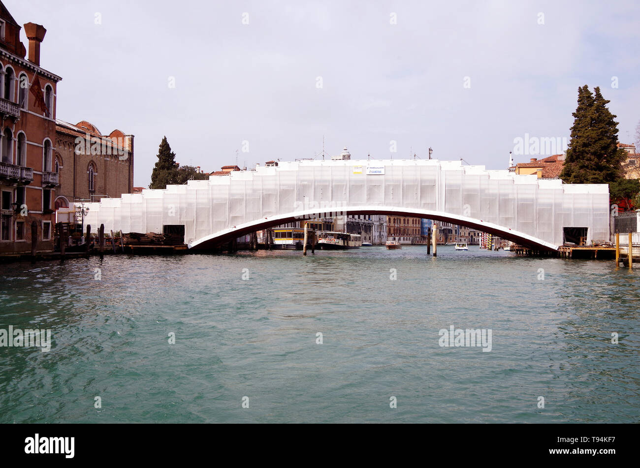Le pont de l'Accademia, sur le Grand Canal à Venise, enveloppé dans une feuille de plastique blanc pour protéger les travailleurs pendant les travaux d'entretien importants Banque D'Images