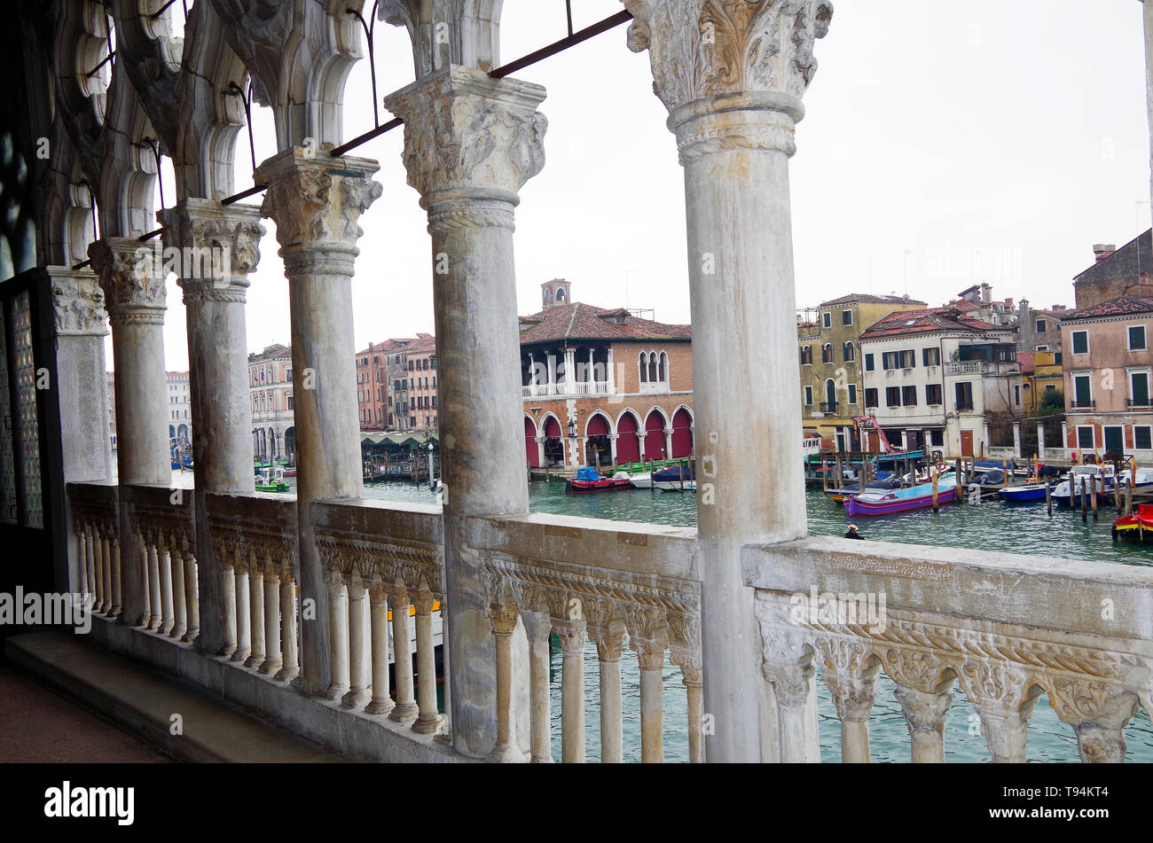 Vue depuis une loggia du Palais Contarini, connu sous le nom de Ca' d'Oro sur le Grand Canal à Venise, Italie, marbre sculpté doré était à l'origine de l'écran Banque D'Images