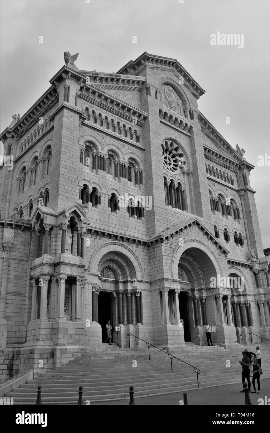 Monaco, France - 25 octobre 2018 : les touristes à l'extérieur de l'extérieur de la cathédrale catholique romaine Saint Nicholas. Banque D'Images