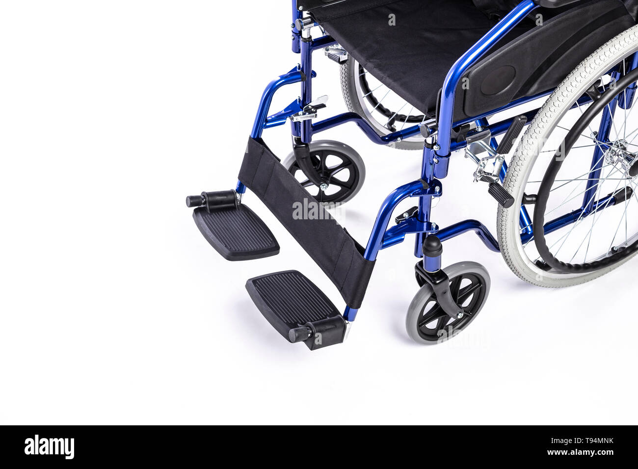 Détail d'un fauteuil roulant pour les personnes à mobilité réduite sur un fond blanc Banque D'Images