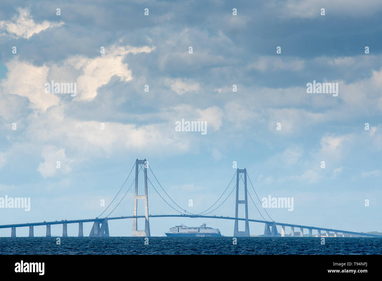 Navire passant sous le grand pont suspendu de la Courroie, Danemark Banque D'Images