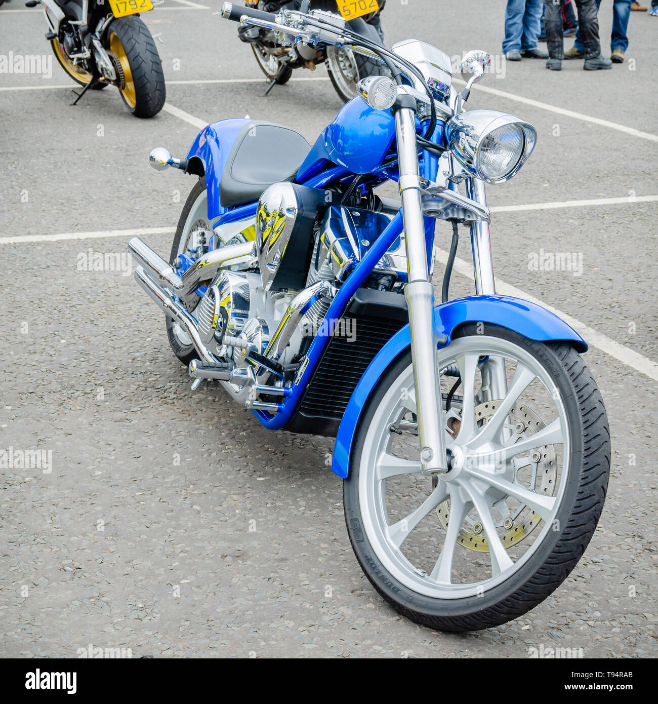Une image éditoriale représentant une moto personnalisée avec châssis chromé bleu, pièces de moteur et les roues en alliage anodisé Banque D'Images