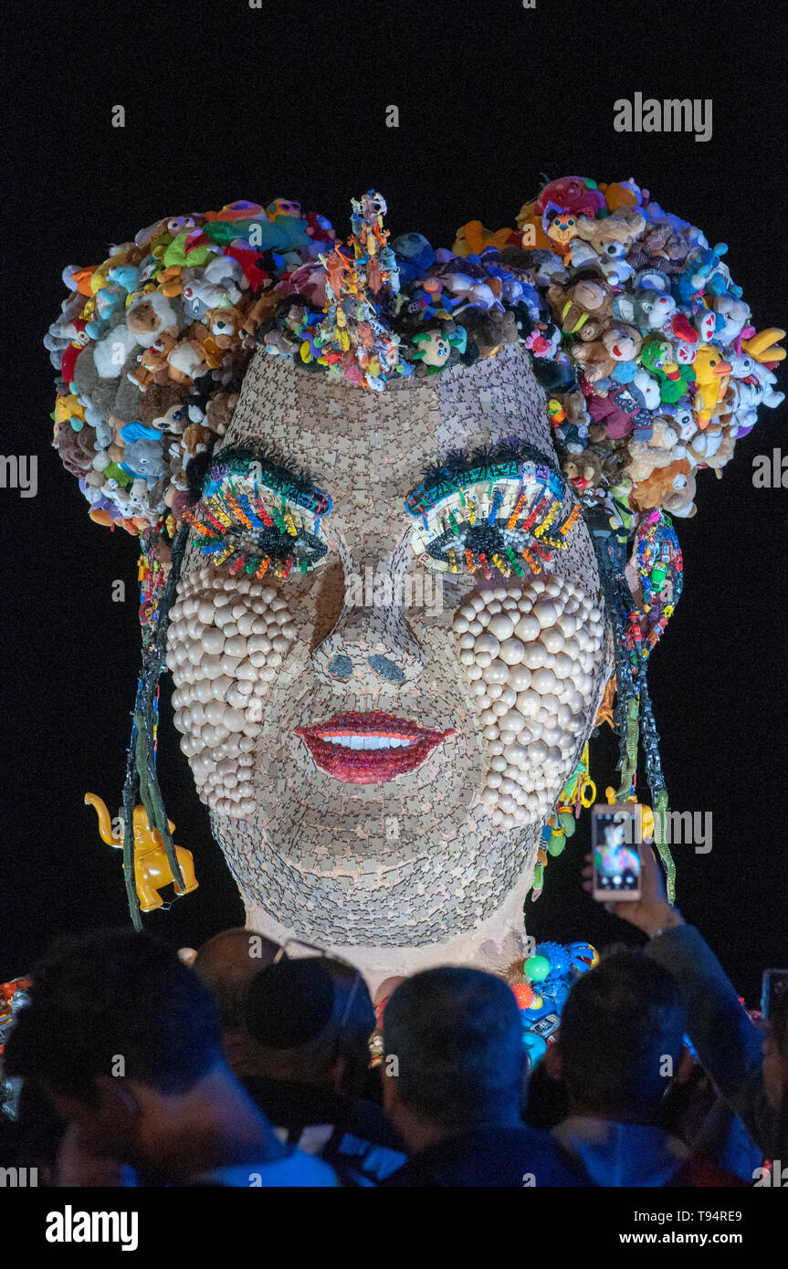 Tel Aviv, Israël, le 14 mai 2019. Le village de l'Eurovision 2019 parc Charles Clore, une statue à l'image de la chanteuse israélienne Netta Barzilai, Winne Banque D'Images