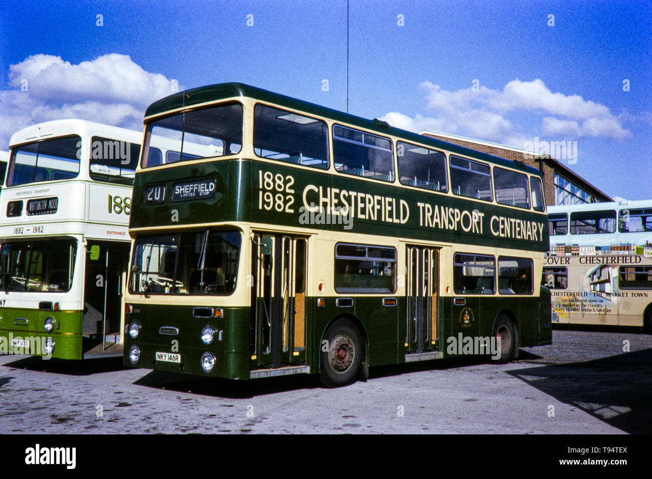 La célébration du centenaire du transport Chesterfield en 1982, décoré de Transport Corporation Chesterfield plusieurs Daimler Fleetline Double Decker Bus avec la livrée spéciale. Banque D'Images