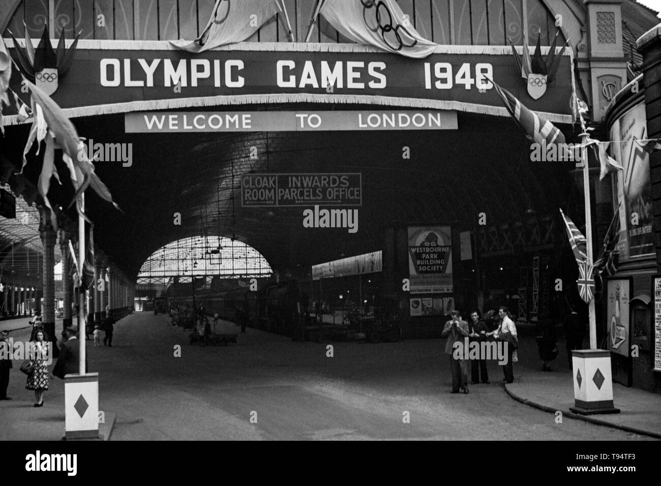 Image réalisée à partir d'un négatif noir et blanc en août 1948 à l'extérieur de la gare de Paddington, Londres Banque D'Images