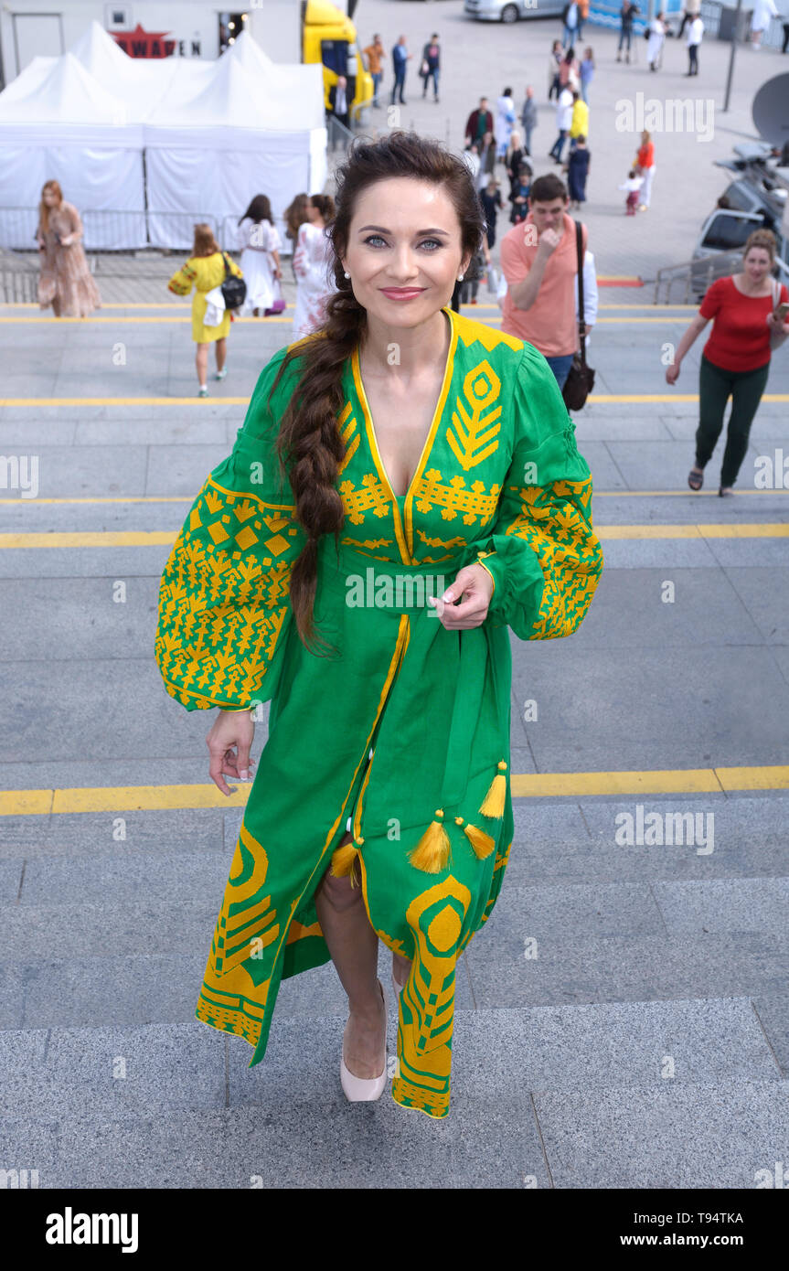 Femme en chemise brodée ukrainienne debout. Célébration de la journée du chandail brodé. Le 16 mai 2019. Kiev, Ukraine Banque D'Images