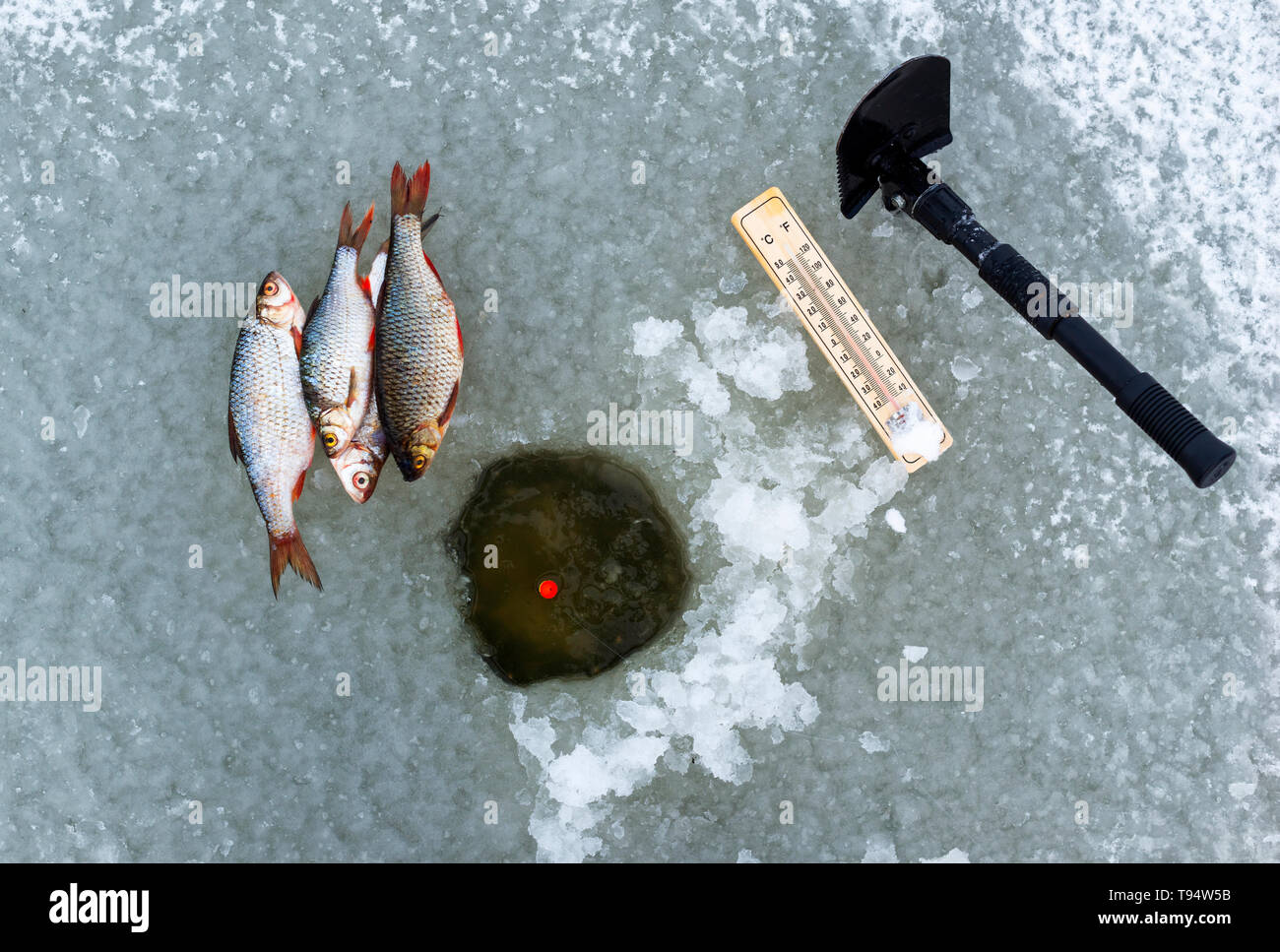 Trou dans la glace à la pêche. La pêche d'hiver dans le froid glacial concept météo Banque D'Images