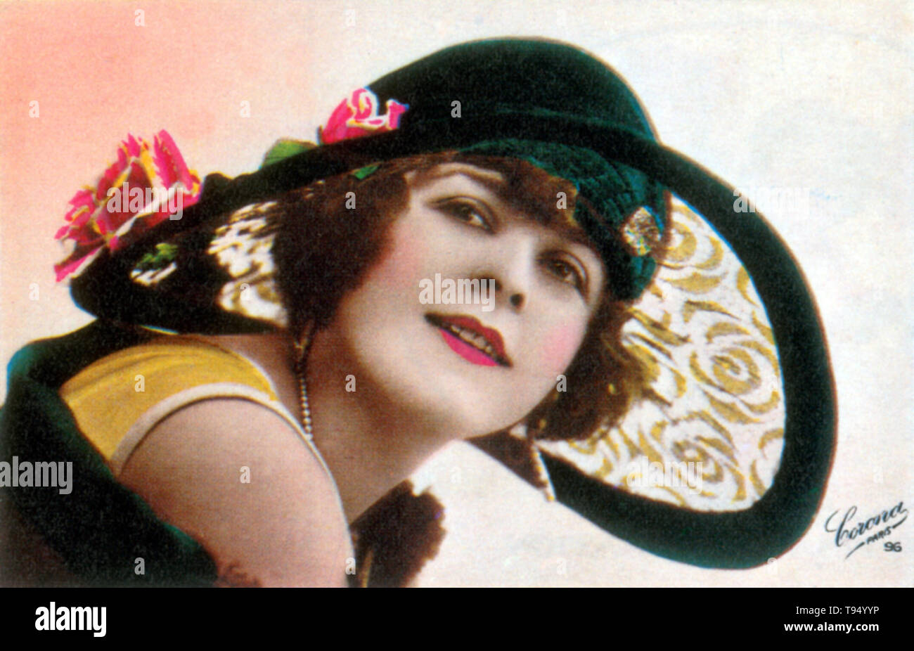 Dans les années 1920 a commencé un chapeau à large chapeau à jardin  couronnes rondes ont été la chose à porter à l'extérieur. La France est un  pays de premier plan dans