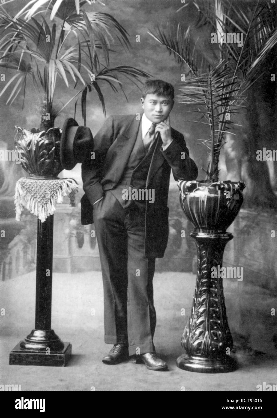 "Le photographe des ponts', Saint-Étienne, 1930. Une carte postale est un morceau rectangulaire de papier épais ou carton léger destiné à l'écriture et l'envoi sans enveloppe. Cartes postales ont été faites parce que les gens étaient à la recherche d'un moyen plus facile d'envoyer des notes rapides. Cartes postales, sous la forme de gouvernement des cartes postales et cartes souvenirs imprimés par une société privée, est devenu très populaire en raison de la Columbian Exposition, tenue à Chicago en 1893, après les bâtiments cartes ont été distribués à la foire. Banque D'Images