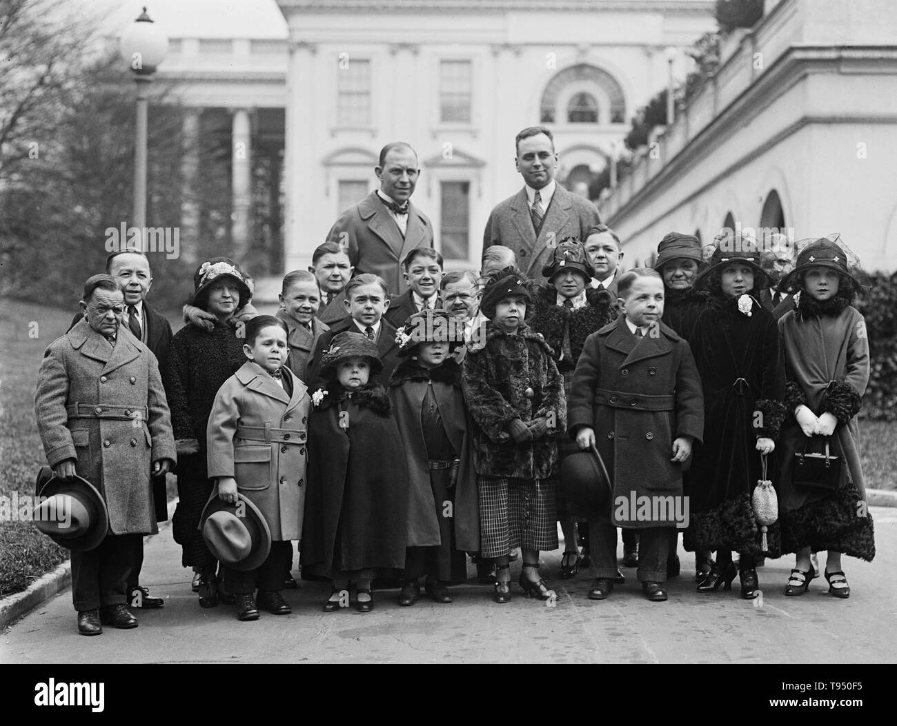 Intitulé : "l'ensemble de l'entreprise de la minuscule d'hommes et de femmes qui composent la célèbre chanteuse midgets ont été reçus par le Président Coolidge. Roland Robbins, gestionnaire de B.F. Keith's Theatre accompagné ces petites gens à la Maison Blanche. Ils ont paru dans presque tous les pays du monde.' Singer Midgets étaient un groupe de variétés populaires dans la première moitié du xxe siècle. Banque D'Images