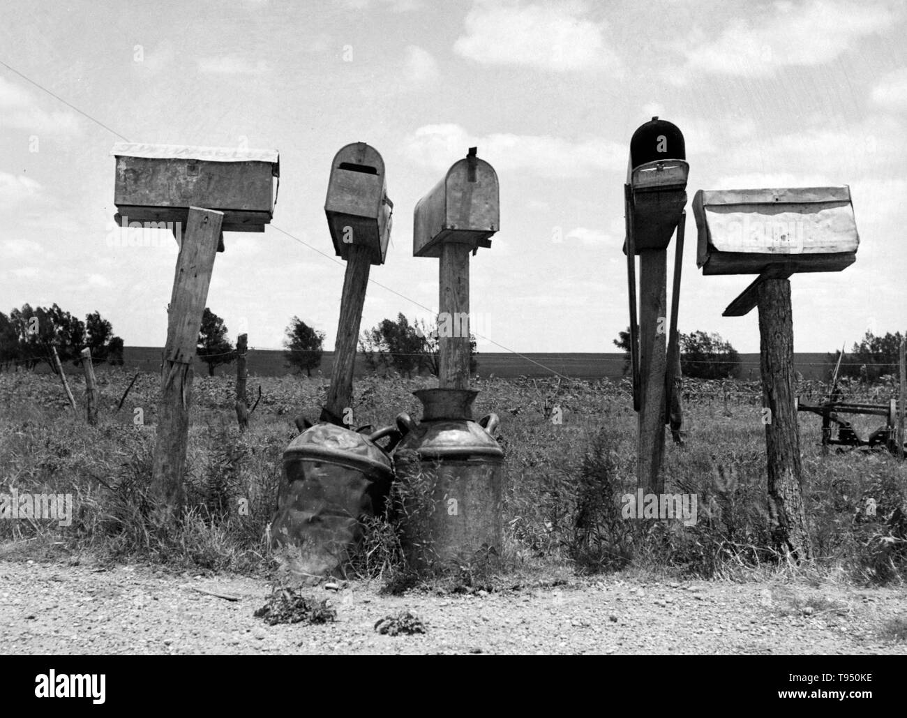 Intitulé : "mail boxes dans Bell County, Texas. Trois de ces boîtes ne sont pas en usage. Les métayers ont été remplacées par l'agriculture du tracteur." Avant l'introduction de l'espace rural livraison gratuite (RFD) par la poste en 1896, de nombreux résidents ruraux n'avaient pas accès à la poste, à moins qu'ils les a recueillis dans un bureau de poste situé à plusieurs kilomètres de leur domicile ou d''une compagnie de courrier express à le livrer. Banque D'Images