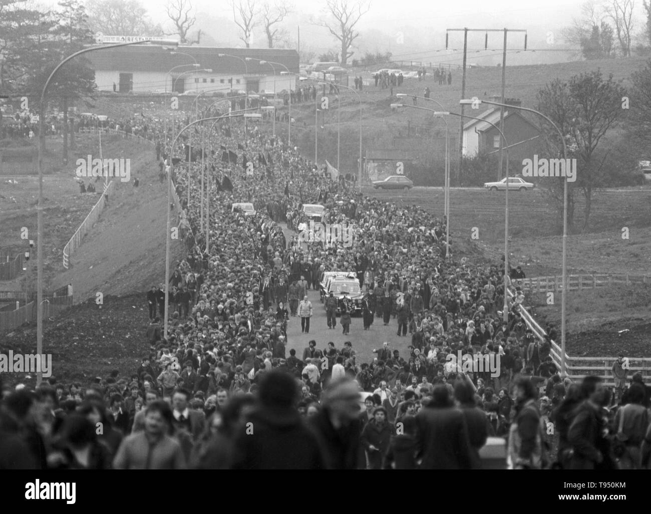 Une vue générale de la procession funéraire de la faim de l'IRA Bobby Sands, député protestataire. Le cortège a quitté St Luke's Church sur la Twinbrook Estate pour le 3-mile voyage au cimetière Milltown, Belfast. Banque D'Images