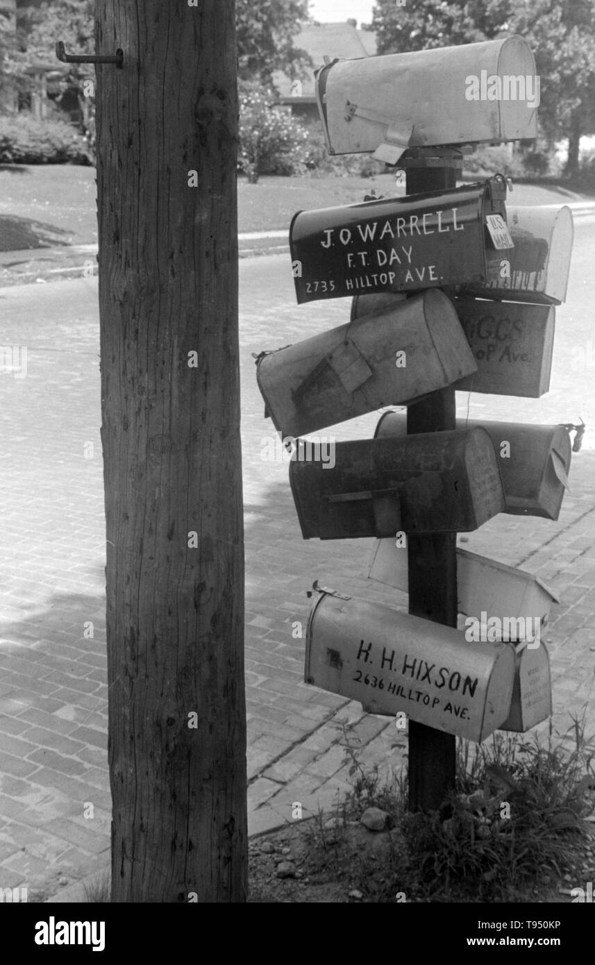 Intitulé : 'Mailboxes, centre de l'Ohio." Avant l'introduction de l'espace rural livraison gratuite (RFD) par la poste en 1896, de nombreux résidents ruraux n'avaient pas accès à la poste, à moins qu'ils les a recueillis dans un bureau de poste situé à plusieurs kilomètres de leur domicile ou d''une compagnie de courrier express à le livrer. Pour cette raison, les boîtes aux lettres n'est pas devenu populaire dans l'Amérique rurale jusqu'à la livraison du courrier par RFD trottoir le bureau de poste était un service établi. Banque D'Images