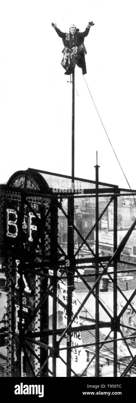 Aloysius Anthony Kelly, alias Alvin 'Shipwreck' Kelly (11 mai 1893 - 11 octobre 1952), était un pole de casse-cou. À l'apogée de sa gloire il a visité 28 villes, charge à l'admission à des gens qui voulaient monter sur les toits pour voir sa performance cascades. En 1930, il a établi un record du monde en assis sur un mât au-dessus de la Steel Pier à Atlantic City, 225 pieds de haut, pour 49 jours et une heure. Banque D'Images