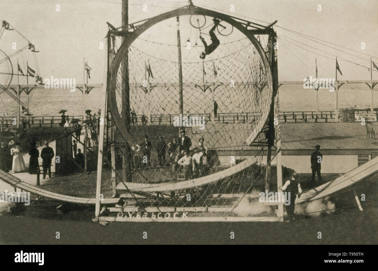 Intitulé : 'O.V. Babcock. Piège mortel en boucle la boucle. Le Parc de la plage de l'Ontario, N.Y." connu sous le nom de "Coney Island de l'ouest de New York, de l'Ontario de Charlotte' Beach Park était un divertissement populaire à la fin du xixe et au début du xxe siècle. La boucle la boucle stunt a été créé par un vélo daredevil qui portait le nom Allo Diavolo. Pour effectuer la boucle la boucle un stunt rider aurait monter à vélo autour d'une grande boucle en bois boucle d'appareil. Certains voudraient effectuer la boucle sur patins à roulettes et même dans une voiture. Banque D'Images